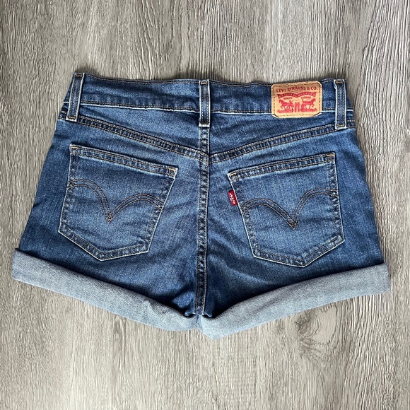 Levi's Low Rise Shorts - Picture 2 of 9